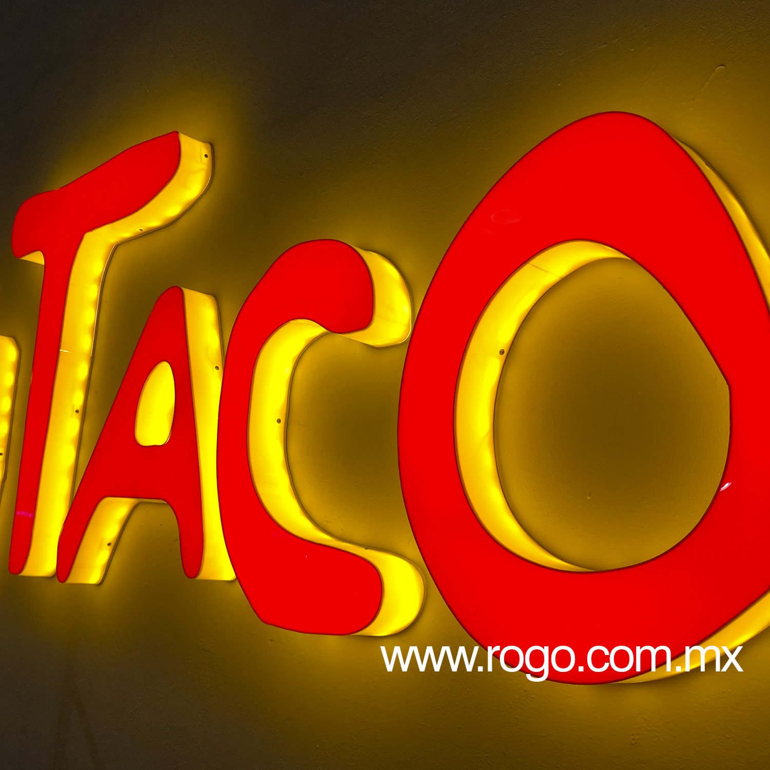 Anuncio de acrílico 3D con iluminación directa