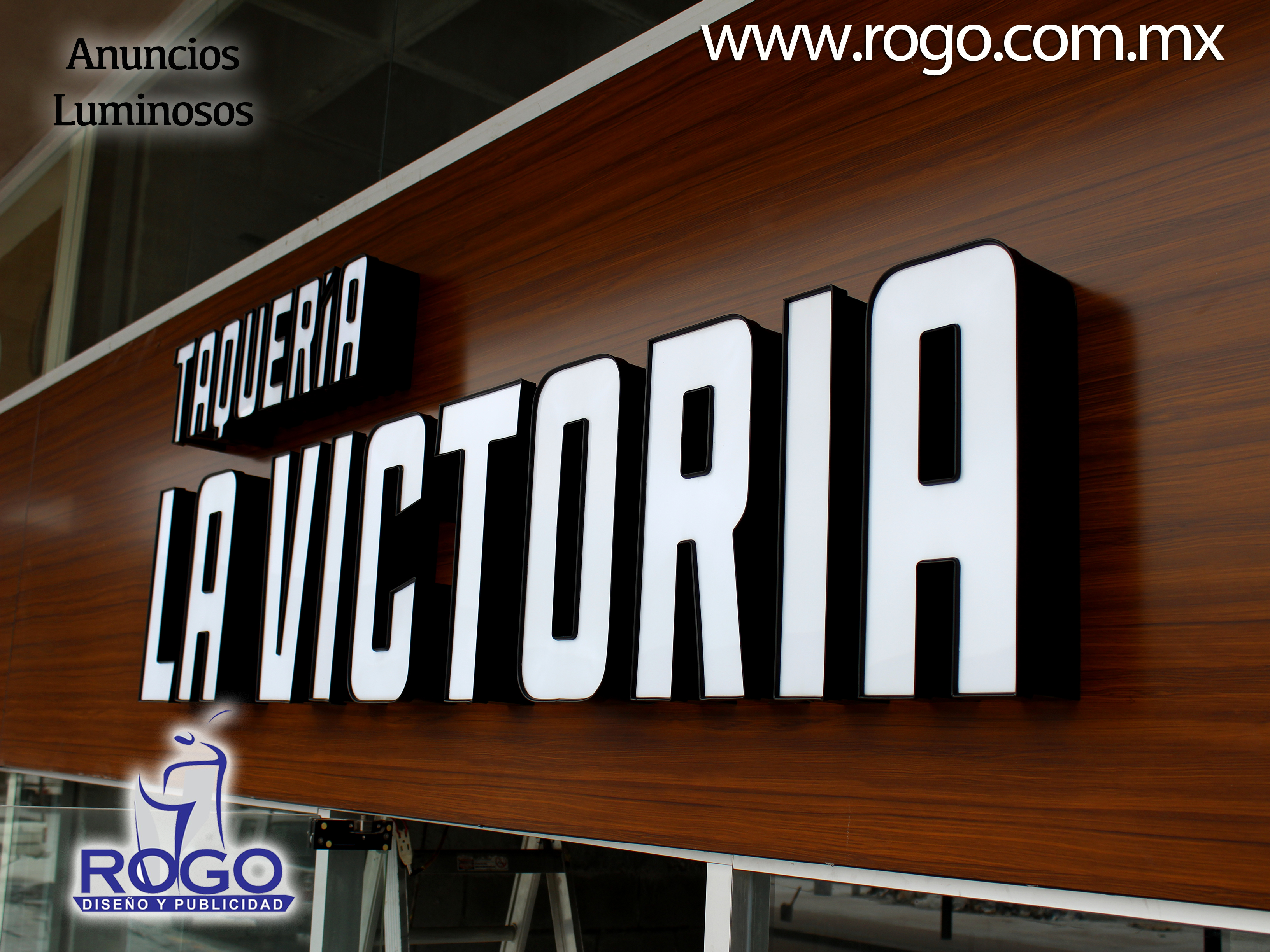 Anuncio de acrílico 3D con iluminación directa