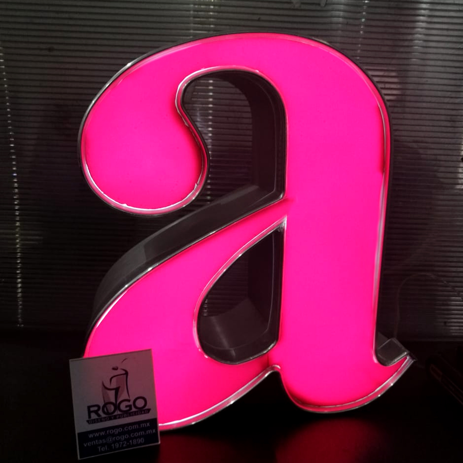 Anuncio de acrílico 3D con iluminación directa