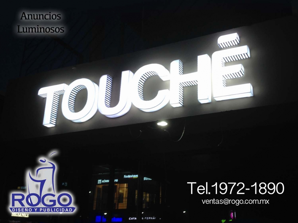 Anuncio de acrílico 3D con iluminación directa