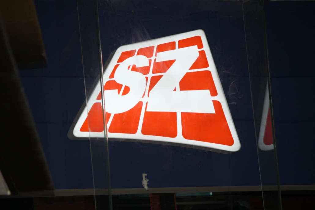 Anuncio de acrílico 3D con iluminación directa