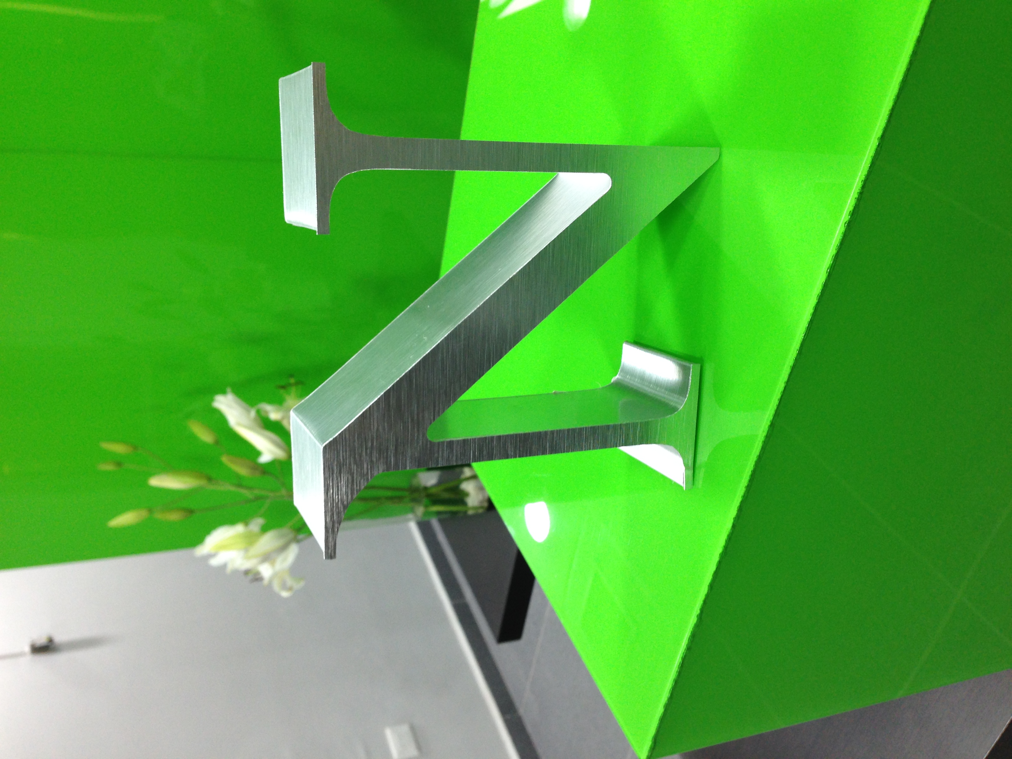Anuncio 3D con acabado metálico