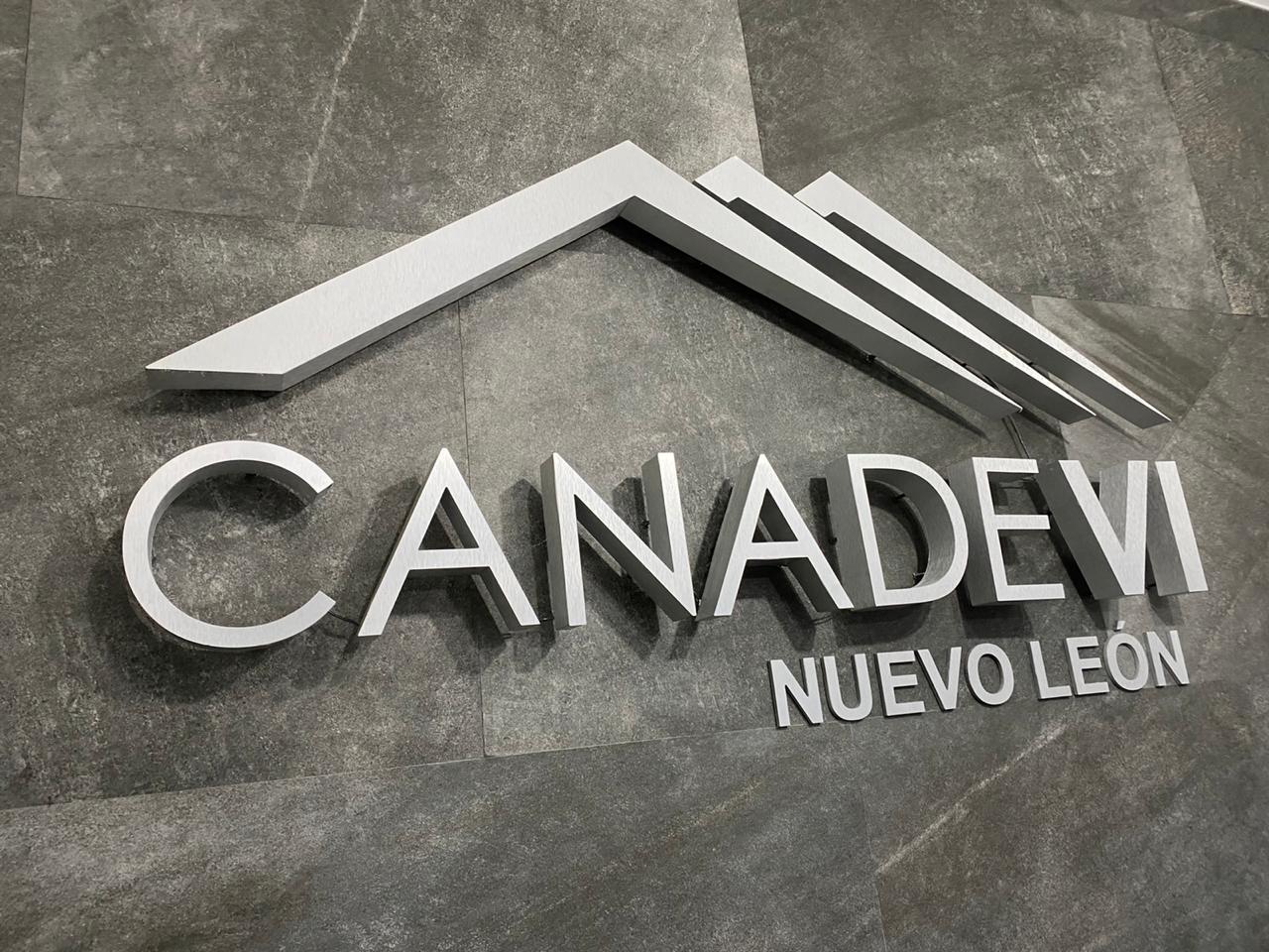 Anuncio 3D con acabado metálico