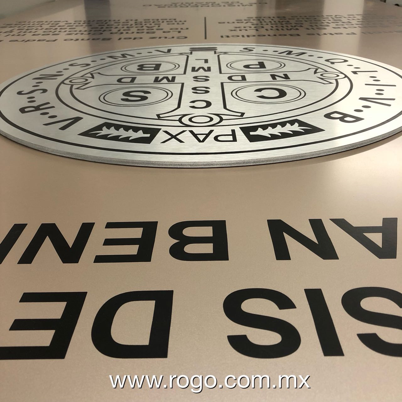 Anuncio de placa