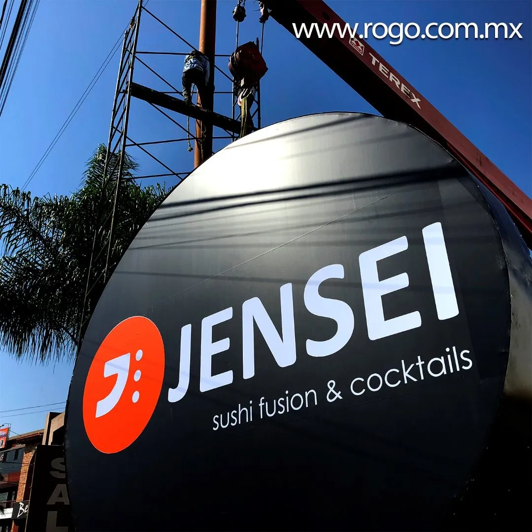Espectacular publicitario de gran formato con estructura metálica